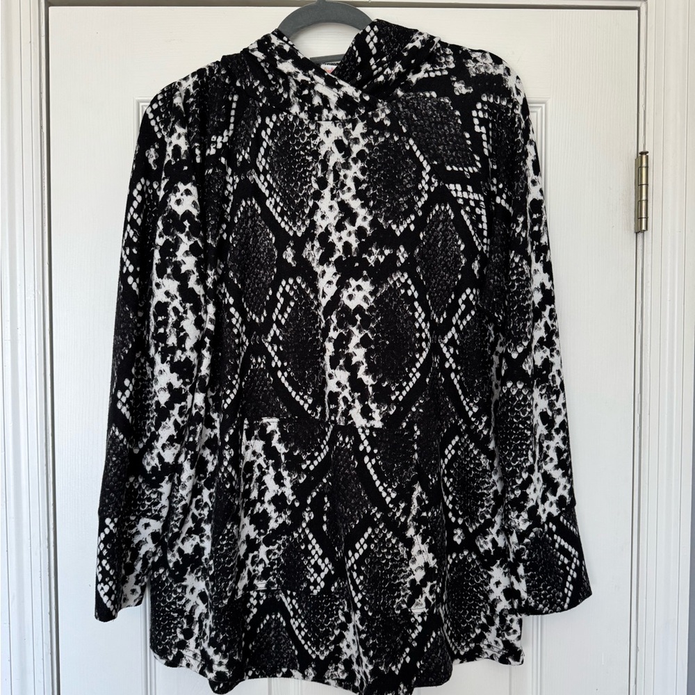 LuLaRoe Size XL snake print Amber pullover